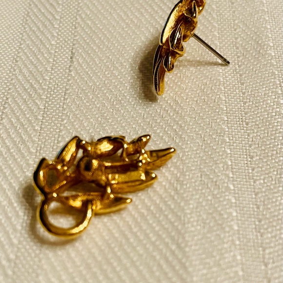 Gold tone leaf earrings - Picture 2 of 4